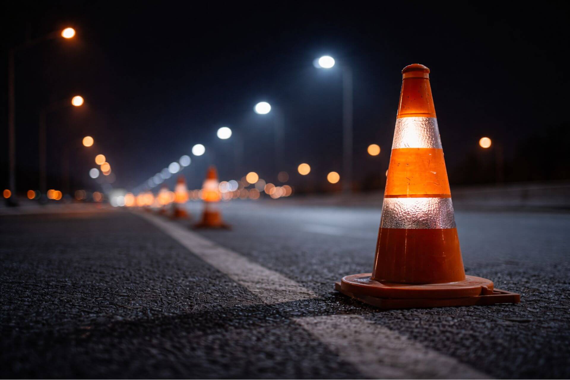 Pachołek drogowy zabezpieczający odcinek robót drogowych po zmroku